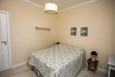 Uma cama ou camas num quarto em Duplex No 01 de 2 quartos frente ao mar