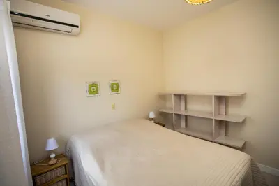 Uma cama ou camas num quarto em Duplex No 01 de 2 quartos frente ao mar