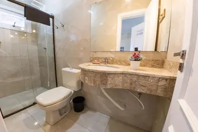 Uma casa de banho em Duplex No 01 de 2 quartos frente ao mar
