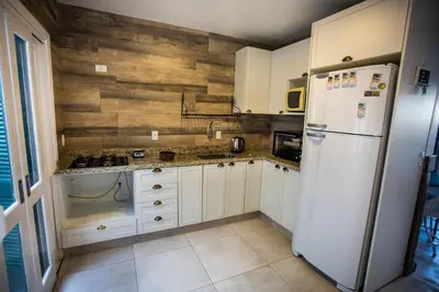 A cozinha ou kitchenette de Duplex No 01 de 2 quartos frente ao mar
