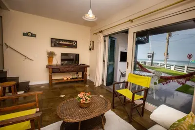 Uma área de estar em Duplex No 04 de 3 quartos frente ao mar