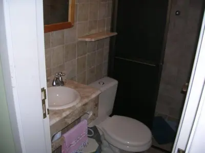 Uma casa de banho em Duplex No 04 de 3 quartos frente ao mar