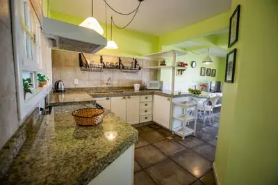 A cozinha ou kitchenette de Duplex No 04 de 3 quartos frente ao mar