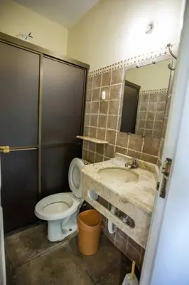 Uma casa de banho em Duplex No 04 de 3 quartos frente ao mar