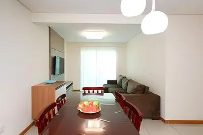 Uma televisão e/ou sistema de entretenimento em Belissimo Apartamento Familiar 450m do Mar