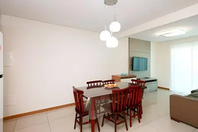Uma televisão e/ou sistema de entretenimento em Belissimo Apartamento Familiar 450m do Mar