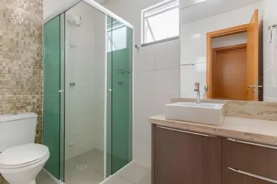 Uma casa de banho em Belissimo Apartamento Familiar 450m do Mar