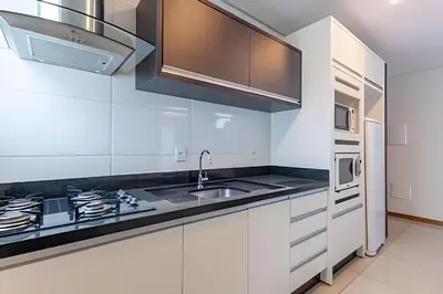 A cozinha ou kitchenette de Belissimo Apartamento Familiar 450m do Mar