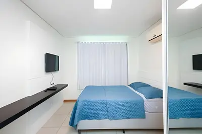 Uma televisão e/ou sistema de entretenimento em Belissimo Apartamento Familiar 450m do Mar