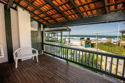 Uma varanda ou terraço em Duplex No 03 de 4 quartos frente ao mar
