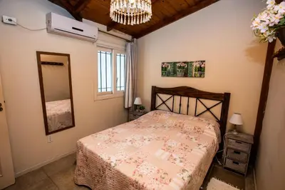 Uma cama ou camas num quarto em Duplex No 03 de 4 quartos frente ao mar