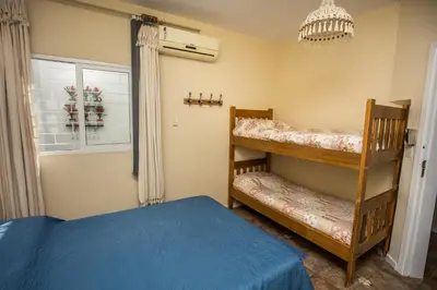 Uma cama ou camas num quarto em Duplex No 03 de 4 quartos frente ao mar