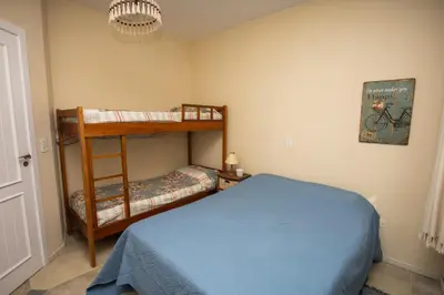 Uma cama ou camas num quarto em Duplex No 03 de 4 quartos frente ao mar