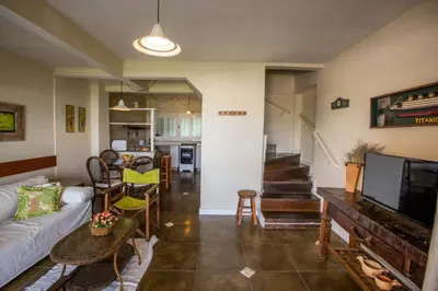 Uma área de estar em Duplex No 03 de 4 quartos frente ao mar