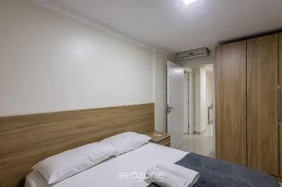 Uma cama ou camas num quarto em Apto 3Q c/ Churrasq. a 290m da Praia PIC0125