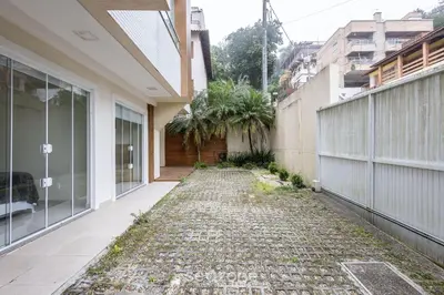 O edifício onde o apartamento está situado
