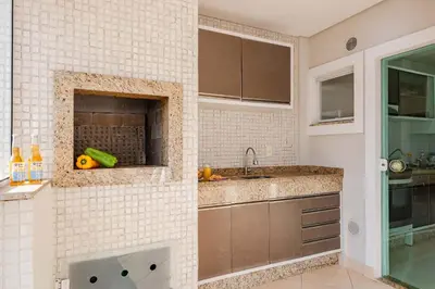 A cozinha ou kitchenette de Ampla Cobertura pertinho da Praia de Bombinhas