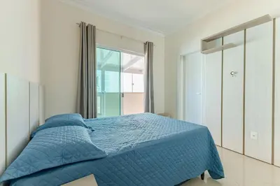 Uma cama ou camas num quarto em Ampla Cobertura pertinho da Praia de Bombinhas