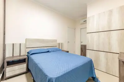 Uma cama ou camas num quarto em Ampla Cobertura pertinho da Praia de Bombinhas