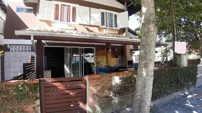 A planta de Linda Casa com 03 Dormitórios - 30 Metros até até a Praia