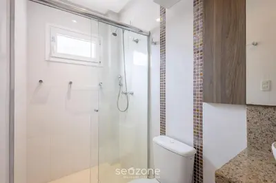 Uma casa de banho em Apto Vista Mar c/ Churrasq. em Bombinhas - LGA0201