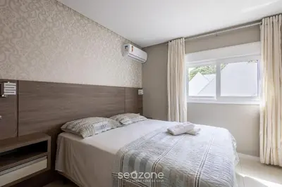 Uma cama ou camas num quarto em Apto Vista Mar c/ Churrasq. em Bombinhas - LGA0201
