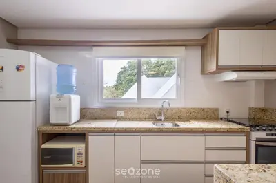 A cozinha ou kitchenette de Apto Vista Mar c/ Churrasq. em Bombinhas - LGA0201