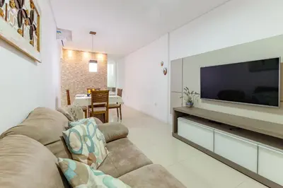 Uma televisão e/ou sistema de entretenimento em Excelente Localização a 200 Metros da Praia de Bombinhas