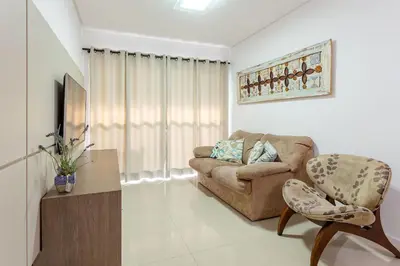 Uma televisão e/ou sistema de entretenimento em Excelente Localização a 200 Metros da Praia de Bombinhas