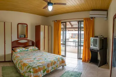 Uma cama ou camas num quarto em Casa 100m da praia, 10 pessoas, 3 quartos ,,