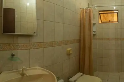 Uma casa de banho em Casa 100m da praia, 10 pessoas, 3 quartos ,,