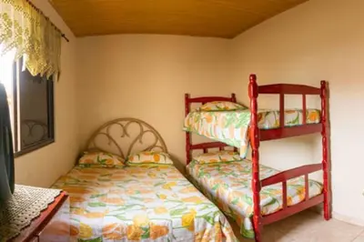 Uma cama ou camas num quarto em Casa 100m da praia, 10 pessoas, 3 quartos ,,