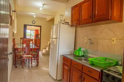 A cozinha ou kitchenette de Casa 100m da praia, 10 pessoas, 3 quartos ,,