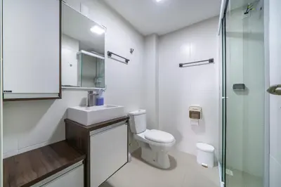 Uma casa de banho em Encantador Apartamento 100m da Praia com vista mar