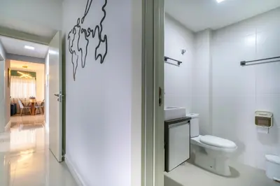 Uma casa de banho em Encantador Apartamento 100m da Praia com vista mar