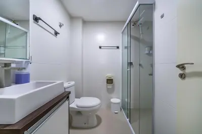 Uma casa de banho em Encantador Apartamento 100m da Praia com vista mar