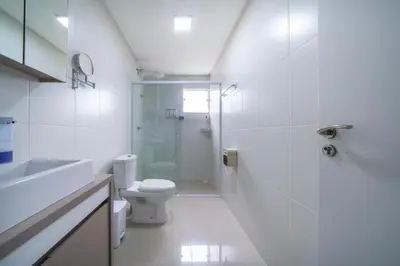 Uma casa de banho em Encantador Apartamento 100m da Praia com vista mar