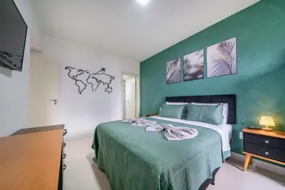 Uma cama ou camas num quarto em Encantador Apartamento 100m da Praia com vista mar
