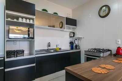A cozinha ou kitchenette de Encantador Apartamento 100m da Praia com vista mar