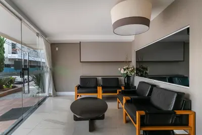 Uma área de estar em Encantador Apartamento 100m da Praia com vista mar