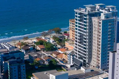 Uma vista do mar geral ou uma vista do mar a partir do apartamento