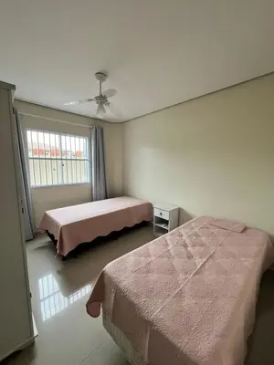 Uma cama ou camas num quarto em Apto Praia do Sol - 6 pessoas - Bombas