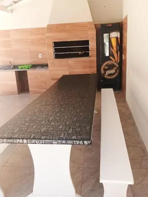 A cozinha ou kitchenette de Casa de três dormitórios com piscina, 30 mt da praia