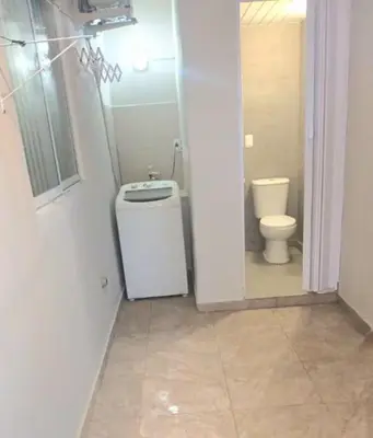 Uma casa de banho em Casa de três dormitórios com piscina, 30 mt da praia