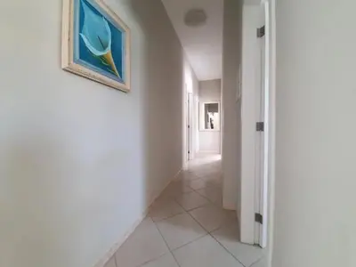 A planta de Casa de três dormitórios com piscina, 30 mt da praia