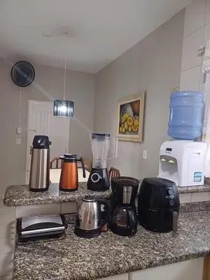 A cozinha ou kitchenette de Casa de três dormitórios com piscina, 30 mt da praia