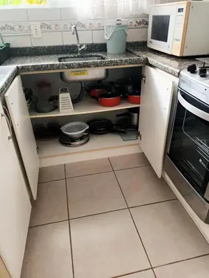 A cozinha ou kitchenette de Casa de três dormitórios com piscina, 30 mt da praia
