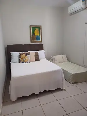 Uma cama ou camas num quarto em Casa de três dormitórios com piscina, 30 mt da praia
