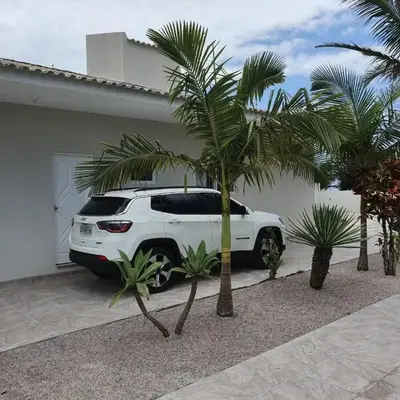 Casa de três dormitórios com piscina