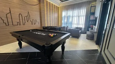 Uma mesa de bilhar em 570 - Lindo Flat á 350m da praia de Bombas
